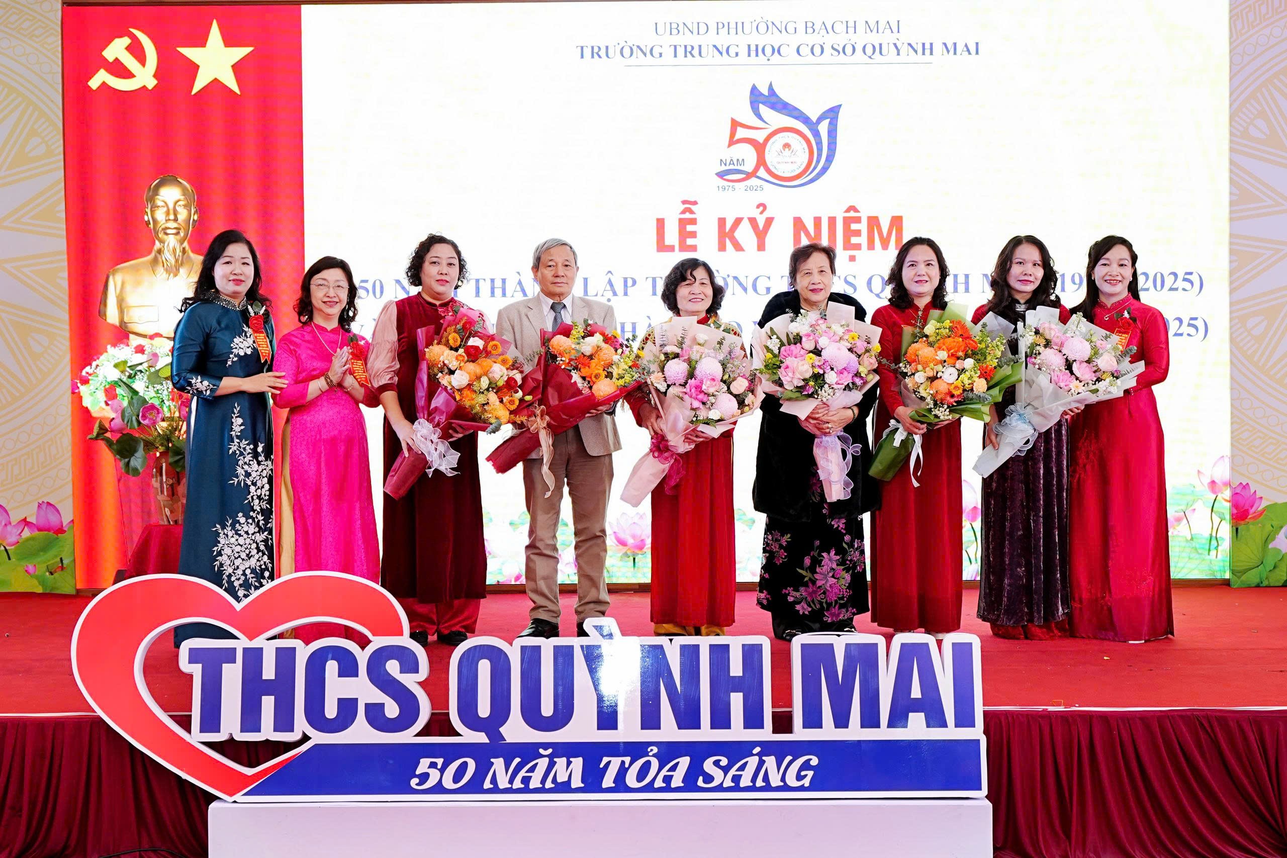 Ban Giám hiệu nhà trường tri ân đóng góp của cựu cán bộ, giáo viên để dựng xây nên THCS Quỳnh Mai của hôm nay...