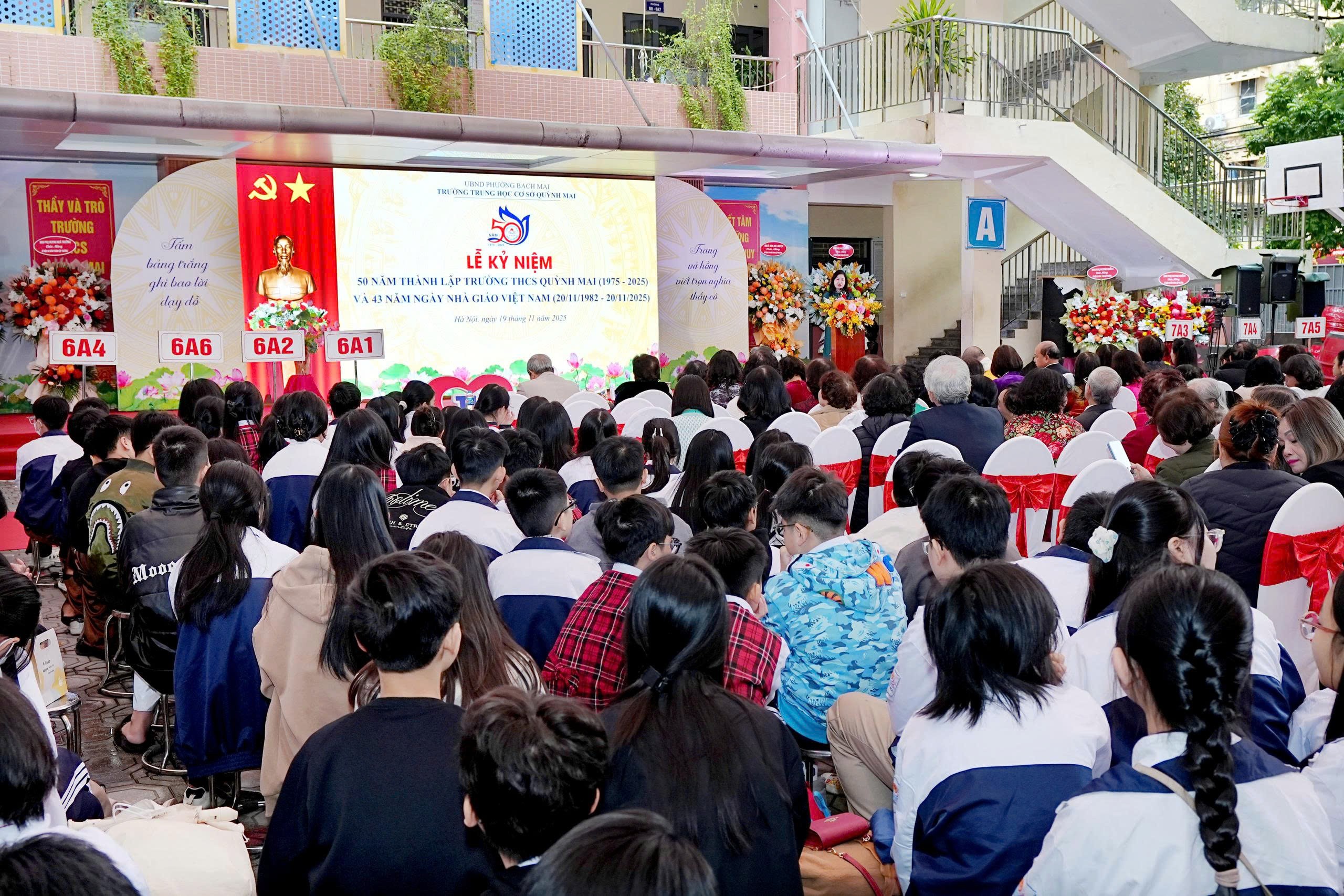 Toàn cảnh lễ kỷ niệm 50 năm thành lập trường THCS Quỳnh Mai và kỷ niệm 43 năm Ngày Nhà giáo Việt Nam