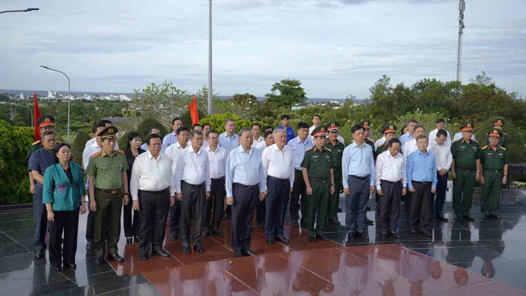 Tổng Bí thư Tô Lâm dâng hương tại Phú Quốc, tưởng niệm Chủ tịch Hồ Chí Minh và các anh hùng liệt sĩ