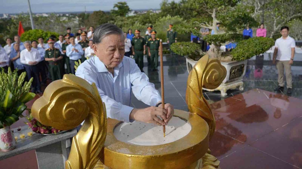 Tổng Bí thư Tô Lâm và đoàn công tác viếng Nghĩa trang Liệt sĩ Phú Quốc (ảnh: Như Ngọc)