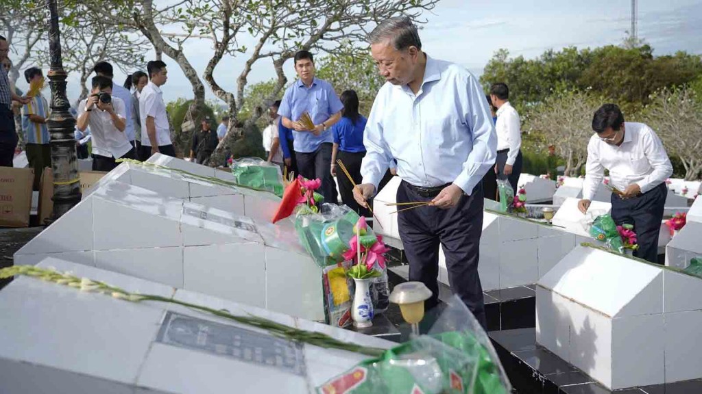 Tổng Bí thư Tô Lâm thắp hương các phần mộ liệt sĩ (ảnh: Như Ngọc)