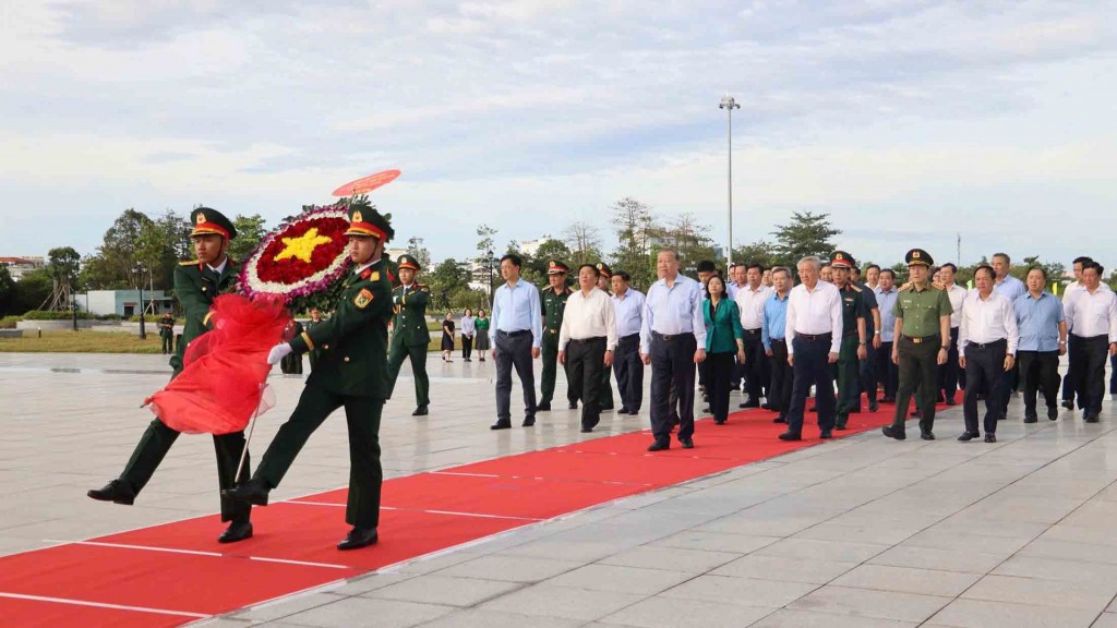 Tổng Bí thư Tô Lâm dâng hương tại Phú Quốc, tưởng niệm Chủ tịch Hồ Chí Minh và các anh hùng liệt sĩ