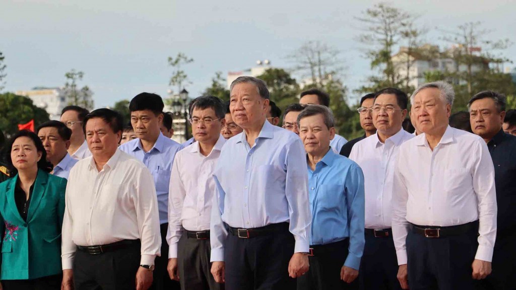 Tổng Bí thư Tô Lâm cùng đoàn công tác Trung ương, địa phương dâng hoa trước Tượng đài Chủ tịch Hồ Chí Minh (ảnh: Như Ngọc)