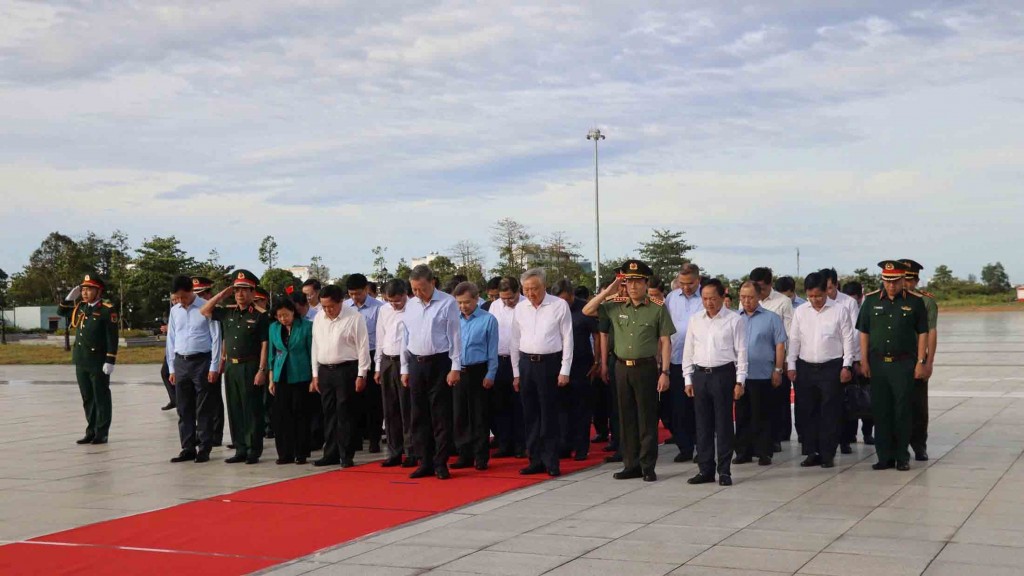 Tổng Bí thư Tô Lâm và đoàn công tác Trung ương dành phút mặc niệm tưởng nhớ Chủ tịch Hồ Chí Minh (ảnh: Như Ngọc)