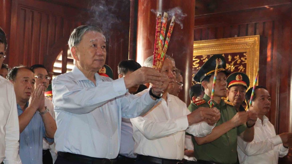 Tổng Bí thư Tô Lâm dâng hương tại Đền thờ Chủ tịch Hồ Chí Minh (ảnh: Như Ngọc)