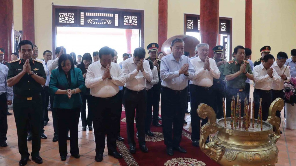 Tổng Bí thư Tô Lâm cùng đoàn dâng hương tại Đền thờ Liệt sĩ Phú Quốc (ảnh: Như Ngọc)
