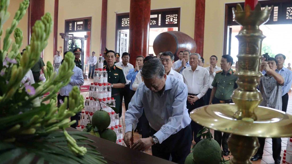 Tổng Bí thư Tô Lâm dâng hương tại Phú Quốc, tưởng niệm Chủ tịch Hồ Chí Minh và các anh hùng liệt sĩ