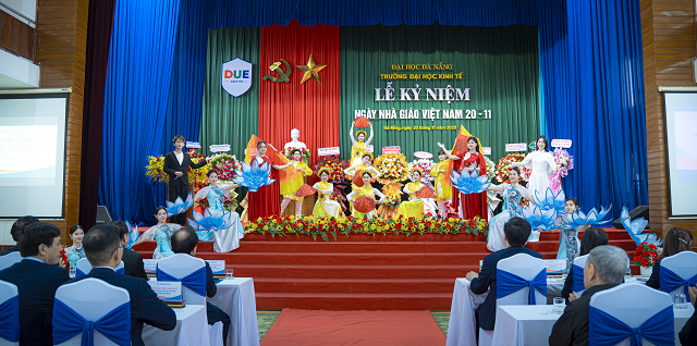 Sinh viên Trường Đại học  Kinh tế - Đại học Đà Nẵng gửi lời tri ân qua các tiết mục văn nghệ chào mừng Ngày Nhà giáo Việt Nam. ( Ảnh: Đoàn Minh)