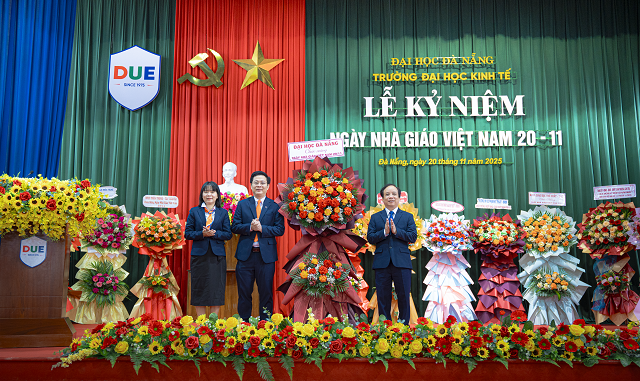 PGS. TS. Nguyễn Ngọc Vũ - Giám đốc Đại học Đà Nẵng tặng hoa chúc mừng Nhà trường nhân ngày Nhà giáo Việt Nam 20/11