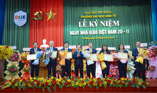 Trao tặng Bằng khen cho 8 cá nhân “Đã có nhiều đóng góp xây dựng đơn vị, góp phần vào sự nghiệp phát triển giáo dục và đào tạo”