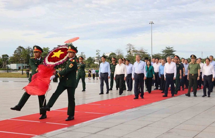 Tổng Bí thư Tô Lâm dâng hương tại Phú Quốc, tưởng niệm Chủ tịch Hồ Chí Minh và các anh hùng liệt sĩ