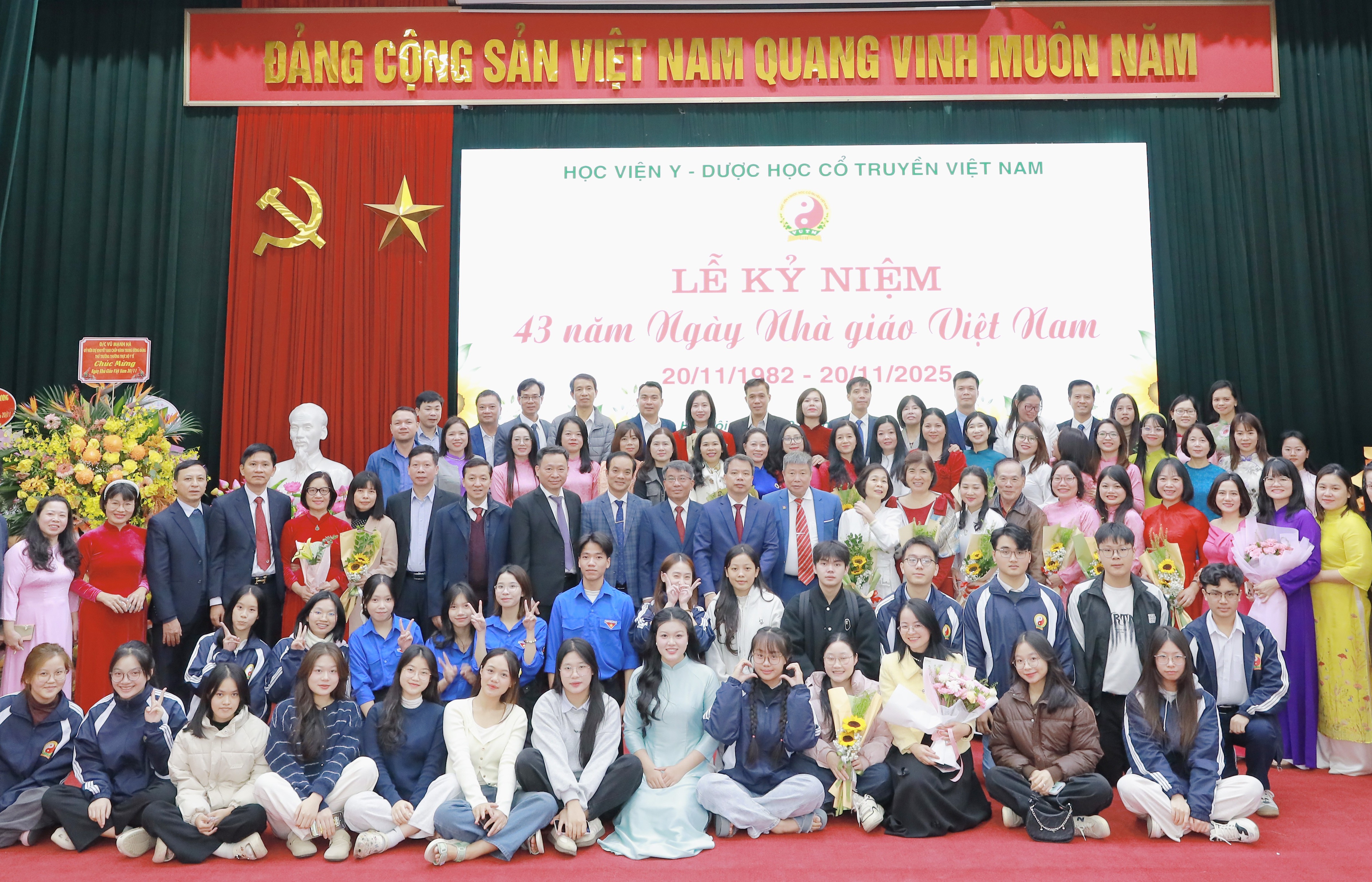 Học viện Y - Dược học cổ truyền Việt Nam kỷ niệm ngày nhà giáo