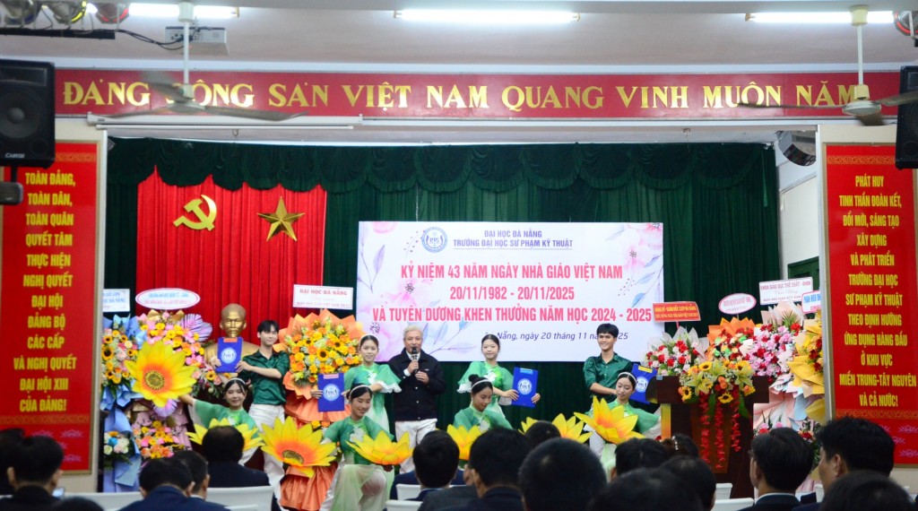 Tiết mục văn nghệ chào mừng (Ảnh Đ.Minh)