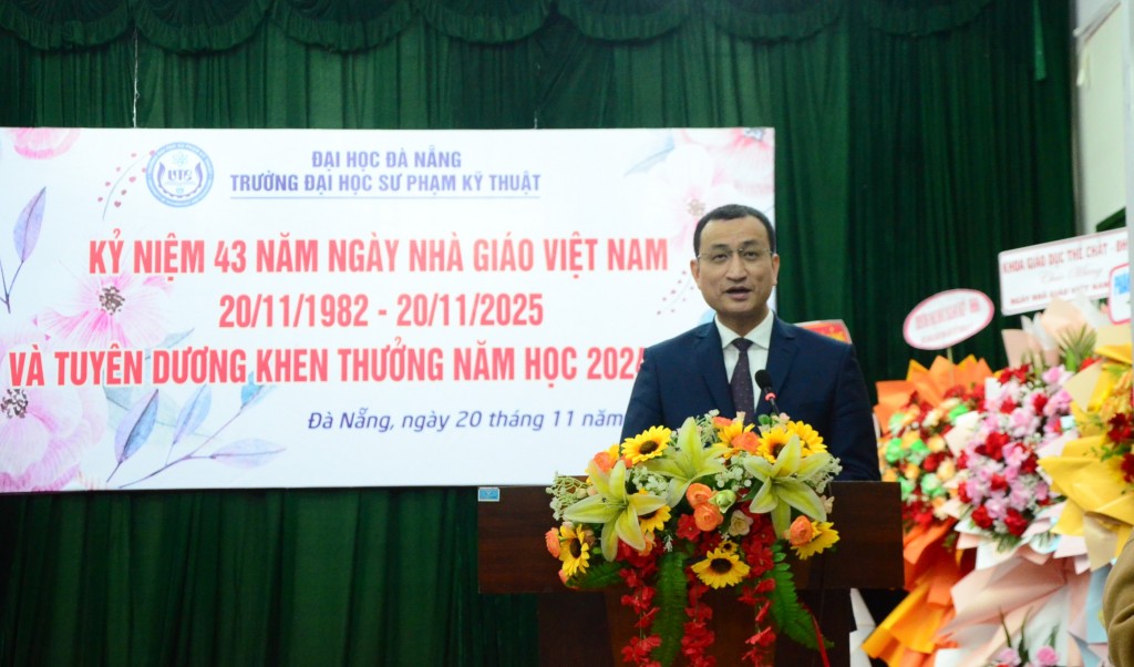 PGS. TS Nguyễn Lê Hùng, Hiệu trưởng trường Đại học Sư phạm Kỹ thuật - Đại học Đà Nẵng phát biểu chào mừng (Ảnh Đ.Minh)