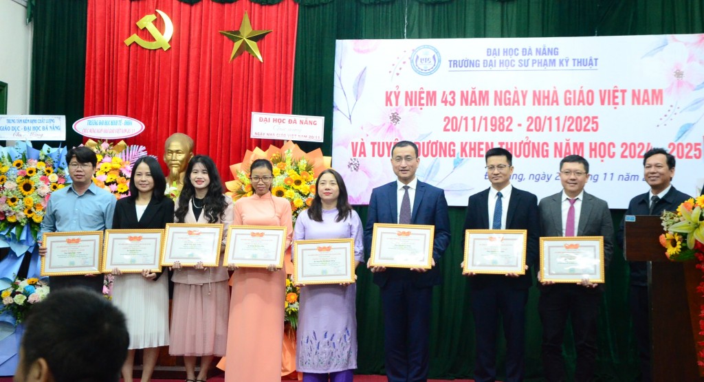 Trao Bằng khen của Bộ Giáo dục và Đào tạo cho các cá nhân và tập thể (Ảnh Đ.Minh)