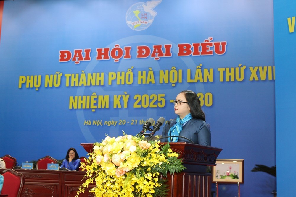 Đồng chí Nguyễn Thu Hoài, Chủ tịch Hội LHPN phường Dương Nội tham luận tại đại hội. Ảnh Thực Nguyễn