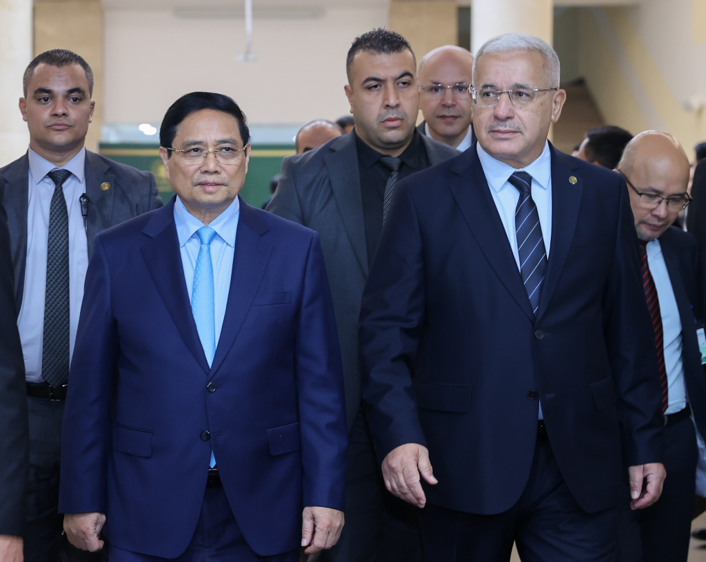 Chủ tịch Hạ viện Ibrahim Boughali nhiệt liệt chào mừng Thủ tướng Phạm Minh Chính dẫn đầu đoàn Đại biểu cấp cao Việt Nam thăm Cộng hòa Algeria - Ảnh: VGP/Nhật Bắc