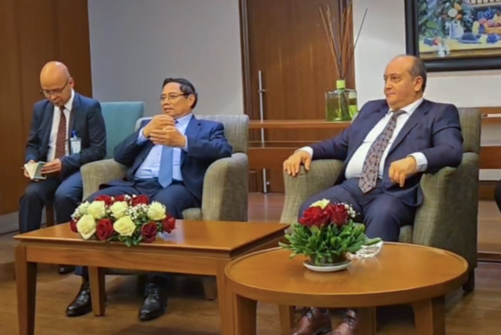 Hai Thủ tướng giao Ủy ban liên Chính phủ, vừa được nhất trí nâng cấp thành cơ chế do Bộ trưởng Ngoại giao hai nước đồng chủ trì, thường xuyên họp định kỳ, trực tiếp hoặc trực tuyến, 6 tháng một lần hoặc khi cần thiết để rà soát, đôn đốc, thúc đẩy các dự án hợp tác - Ảnh: VGP