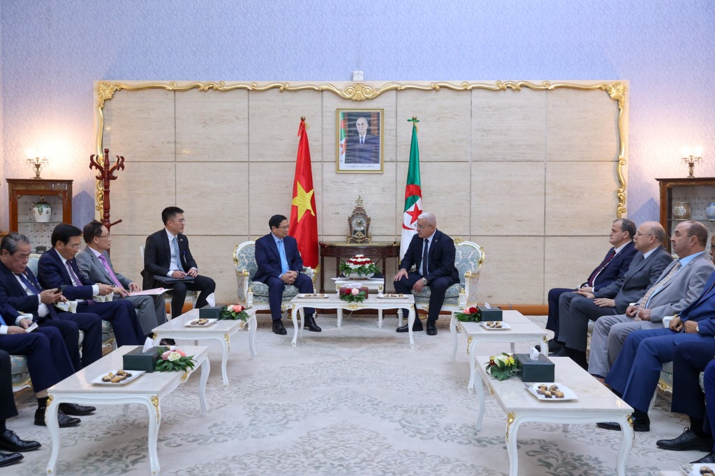 Chủ tịch Hạ viện Algeria đề nghị hai bên xem xét, điều chỉnh và bổ sung các nội dung phù hợp với bối cảnh phát triển mới. Với vai trò của mình, Hạ viện Algeria sẵn sàng hỗ trợ, ủng hộ các ý tưởng hợp tác nhằm củng cố quan hệ hai nước, phục vụ lợi ích của nhân dân hai bên - Ảnh:VGP/Nhật Bắc