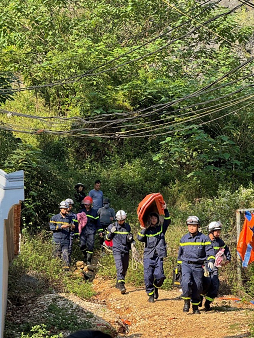 Lực lượng Cảnh sát PCCC và CNCH nhanh chóng vận chuyển các thiết bị lên núi, giải cứu các nạn nhân