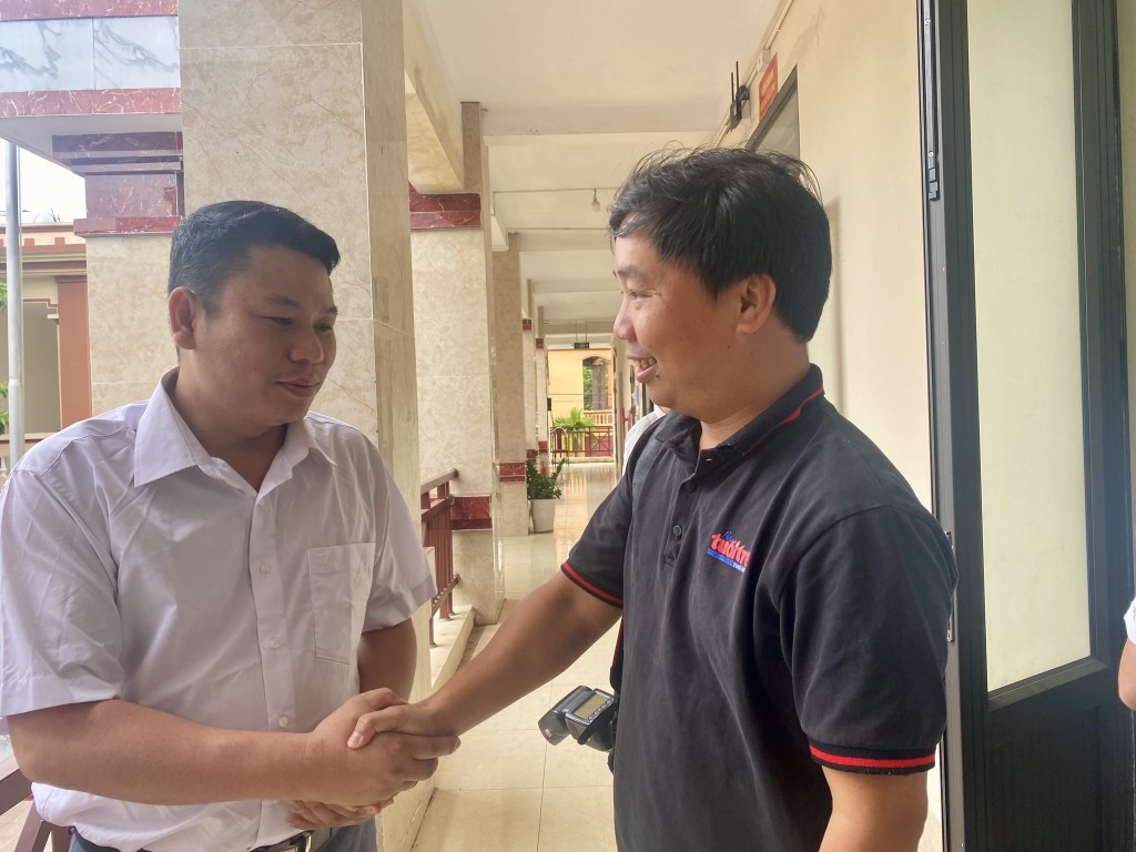 Ông Đào Văn Thành, trưởng thôn Tân An, xã Đoài Phương, trao đổi với phóng viên báo Tuổi trẻ Thủ đô