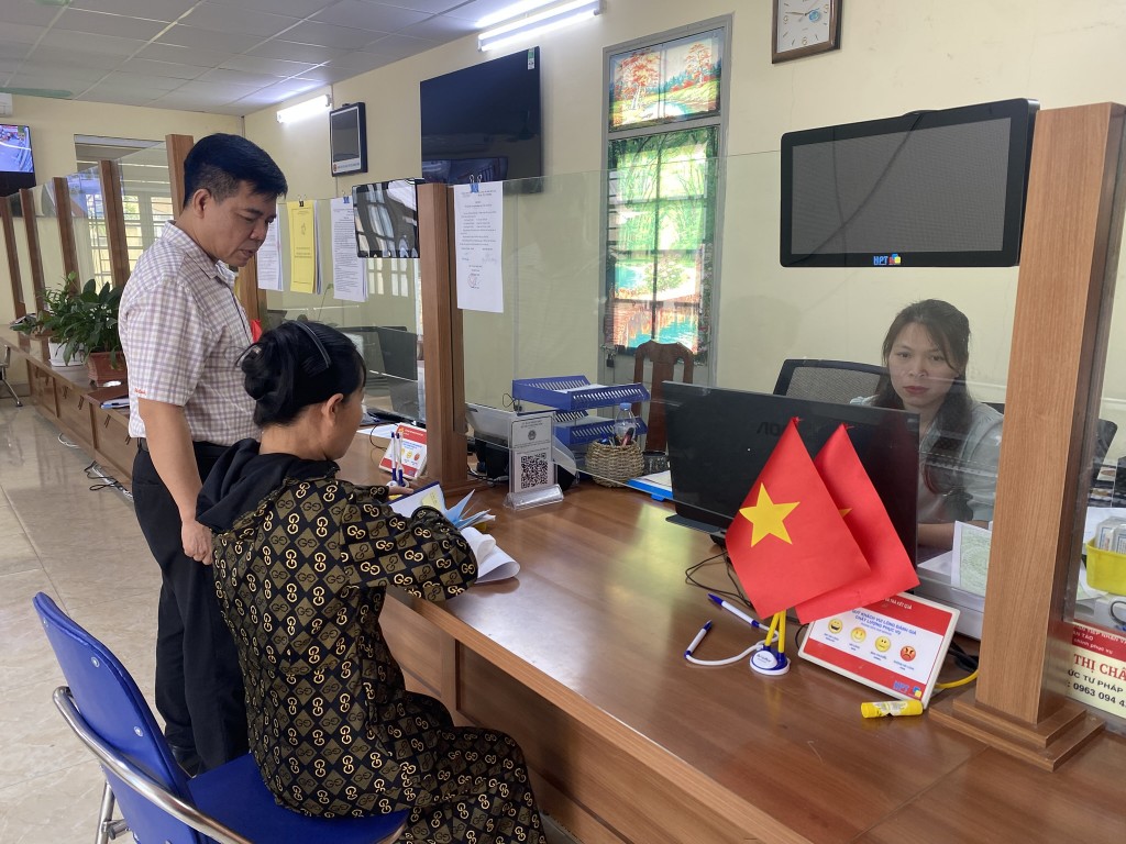 Chủ tịch UNBD xã Hồng Vân Lê Tuấn Dũng động viên người dân và cán bộ tại điểm phục vụ hành chính công vào ngày 2/7