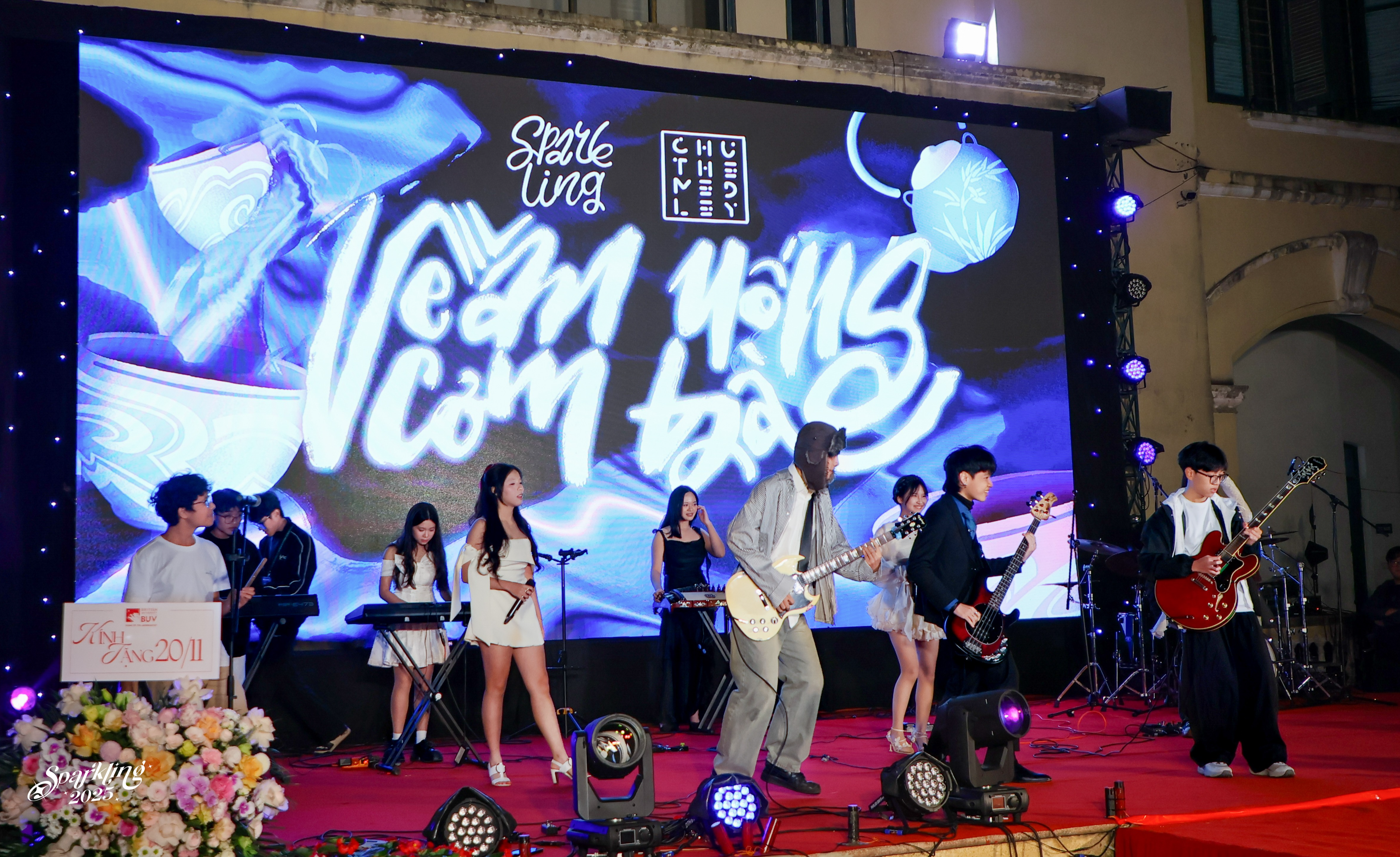  Tiết mục mở đầu đầy ấn tượng của ban nhạc Chu The Medly.