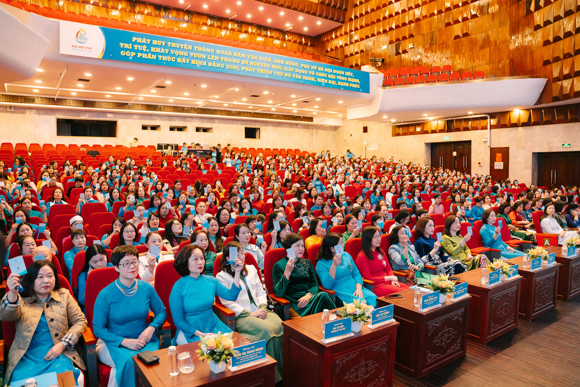 Các đại biểu biểu quyết thông qua chương trình Đại hội