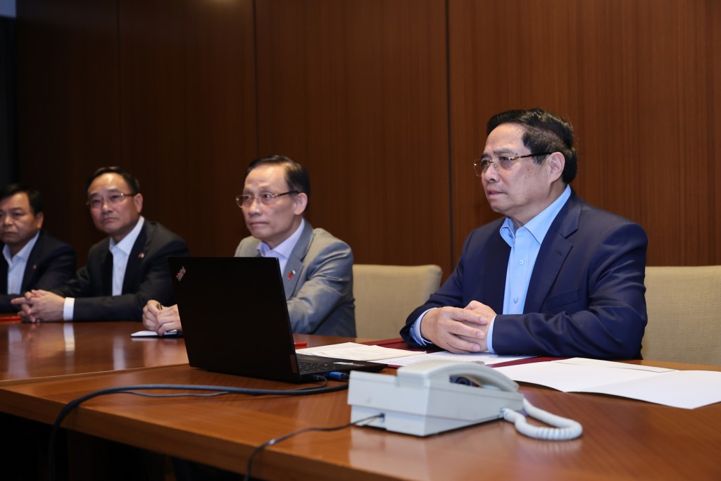 Từ Algeria, Thủ tướng Phạm Minh Chính chủ trì cuộc họp khẩn trực tuyến với lãnh đạo các bộ ngành, cơ quan, địa phương về tình hình và các giải pháp cấp bách ứng phó mưa lũ, thiên tai trên địa bàn một số tỉnh miền Trung - Ảnh: VGP/Nhật Bắc