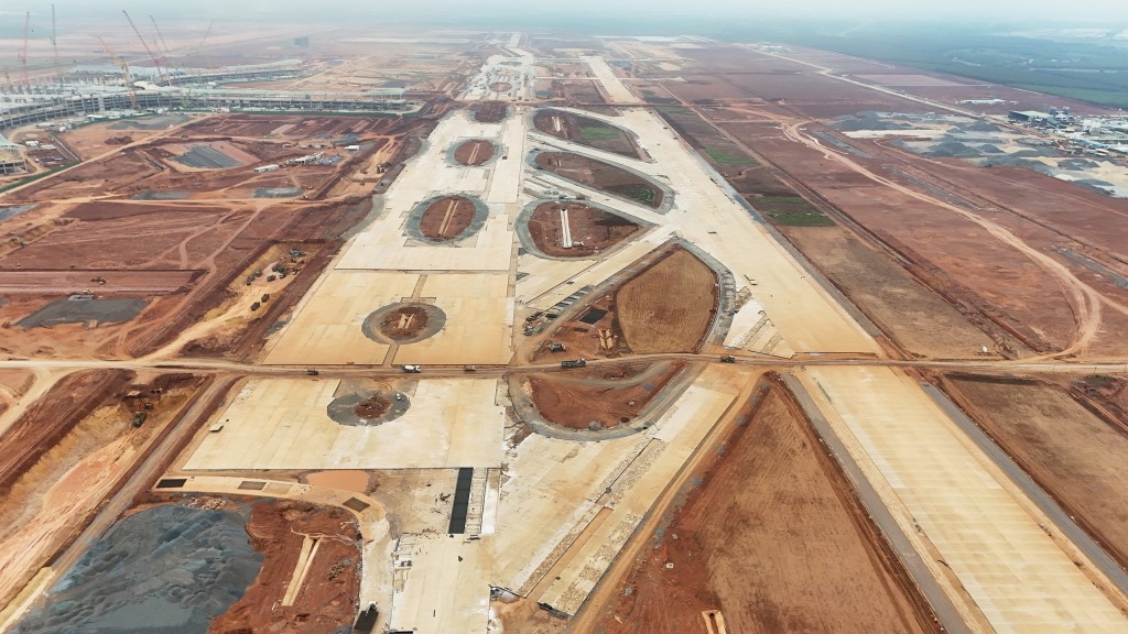 Đường cất hạ cánh, nhà ga, đài kiểm soát không lưu sân bay Long Thành. Ảnh: Công Phong/TTXVN