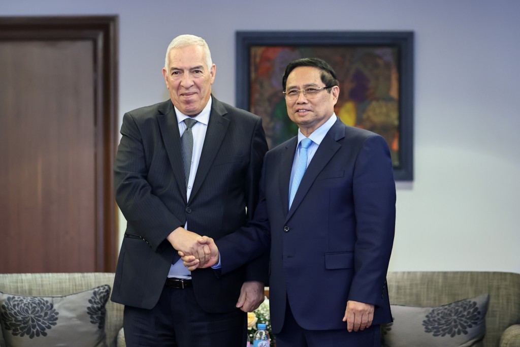 Thủ tướng Phạm Minh Chính tiếp Bộ trưởng Bộ Cựu chiến binh và người có công Algeria Abdelmalek Tacherift - Ảnh: VGP/Nhật Bắc