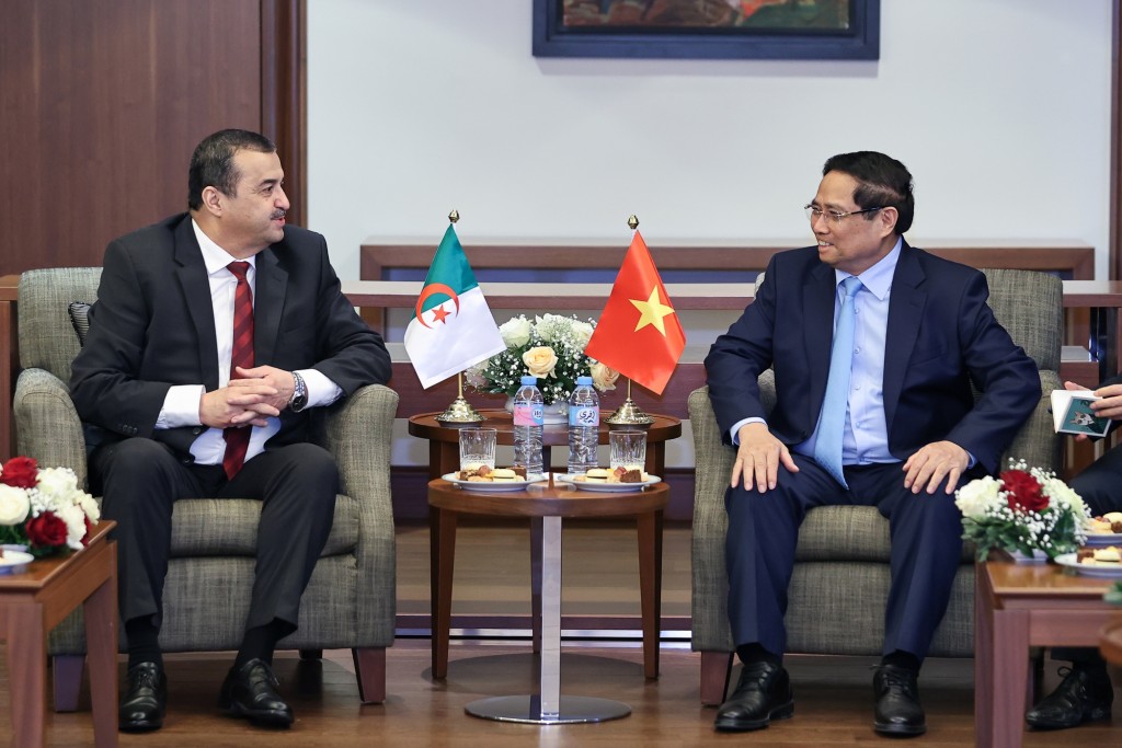 Thủ tướng hoan nghênh những kết quả hợp tác thời gian qua giữa Petrovietnam và Sonatrach; đề nghị Bộ trưởng thúc đẩy mạnh mẽ hợp tác giữa hai nước trong lĩnh vực năng lượng, dầu khí - Ảnh: VGP/Nhật Bắc