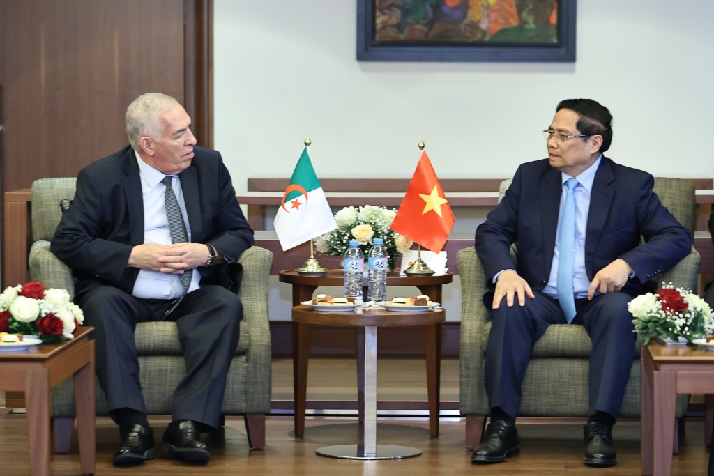 Thủ tướng đề nghị Bộ Cựu chiến binh và người có công Algeria và các cơ quan phía Việt Nam đẩy mạnh hợp tác trong trao đổi kinh nghiệm về chính sách với người có công, khắc phục hậu quả chiến tranh, xây dựng cơ sở dữ liệu về các lĩnh vực này... - Ảnh: VGP/Nhật Bắc