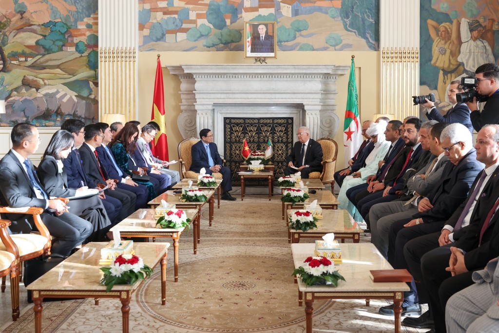 Thủ tướng thông báo việc hai bên đã ký‎ 7 thỏa thuận hợp tác và đề nghị Thượng viện Algeria ủng hộ, tiếp tục tạo dựng hành lang pháp lý vững chắc cho hợp tác song phương, ký kết và phê chuẩn các thỏa thuận nền tảng quan trọng - Ảnh: VGP/Nhật Bắc