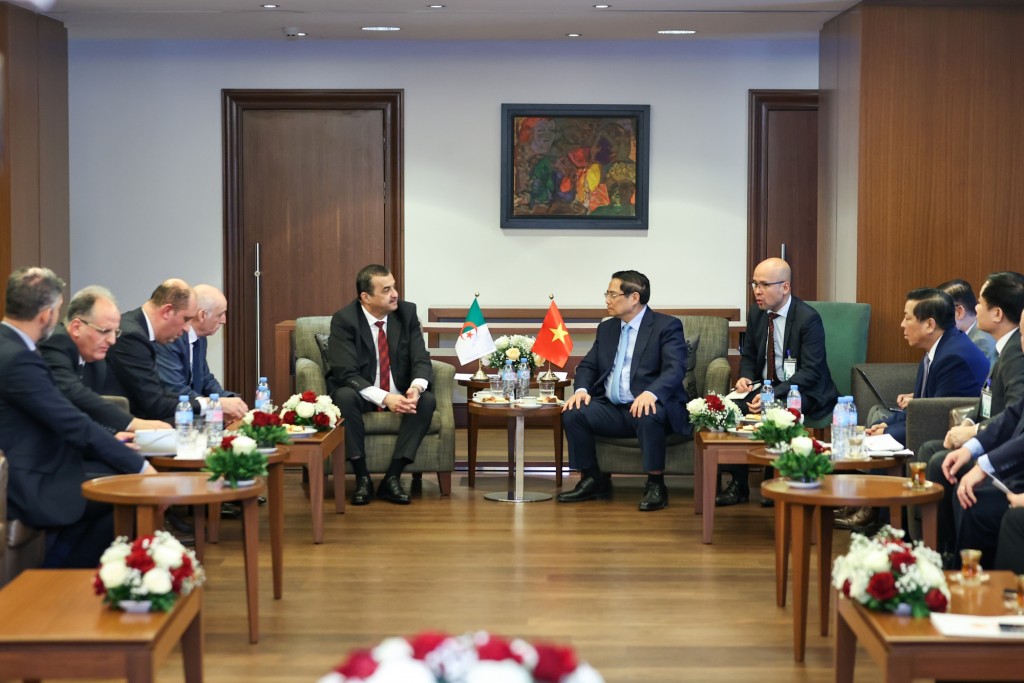 Bộ trưởng Bộ Dầu khí và Mỏ Algeria Mohamed Arkab nêu rõ trách nhiệm thực hiện kịp thời những định hướng, chỉ đạo sát sao, kịp thời của Thủ tướng và các nhà lãnh đạo Algeria; cho biết Tổng thống Algeria đã chỉ đạo phải thúc đẩy triển khai ngay các dự án hợp tác cụ thể giữa hai nước trong lĩnh vực năng lượng, dầu khí - Ảnh: VGP/Nhật Bắc