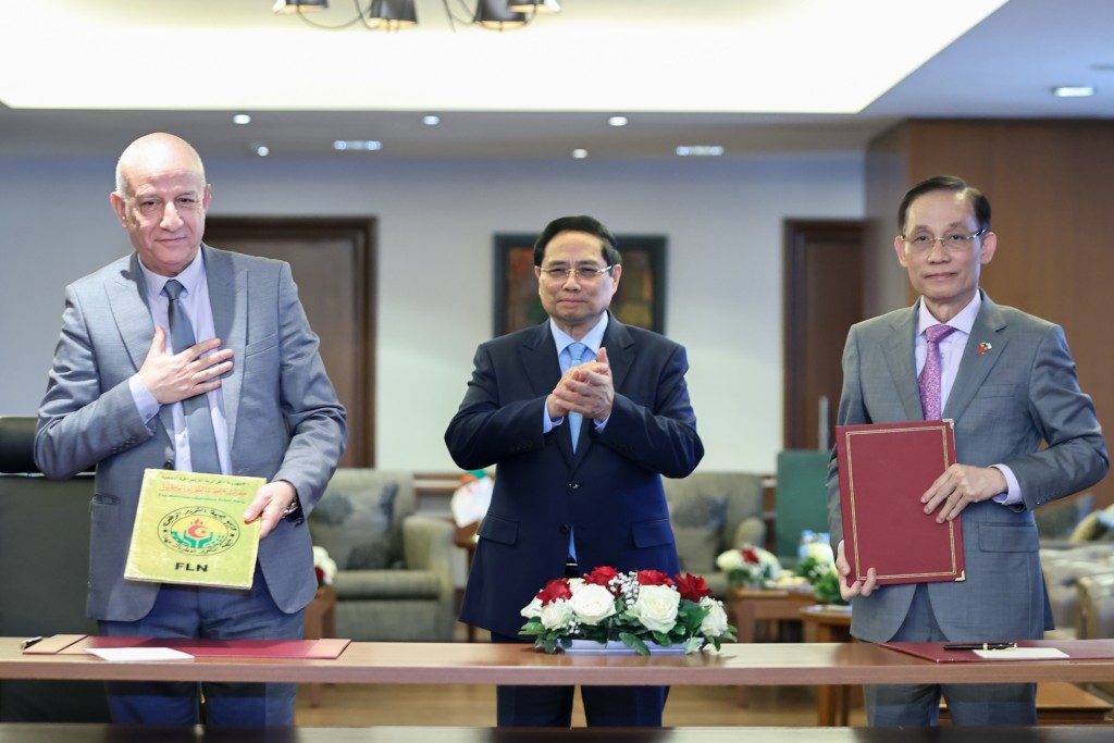Thủ tướng Phạm Minh Chính và Tổng Bí thư Đảng FLN chứng kiến lễ ký và trao Thoả thuận hợp tác giữa Đảng Cộng sản Việt Nam và Đảng FLN - Ảnh: VGP/Nhật Bắc