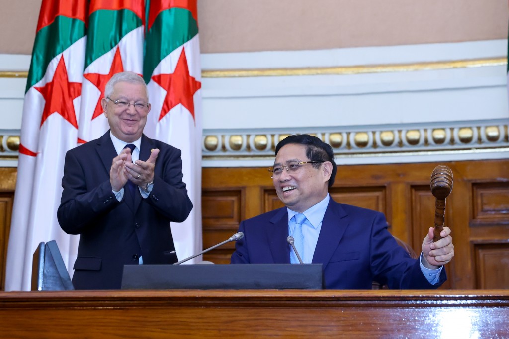 Chủ tịch Thượng viện Algeria giới thiệu với Thủ tướng phòng họp thượng viện - Ảnh: VGP/Nhật Bắc