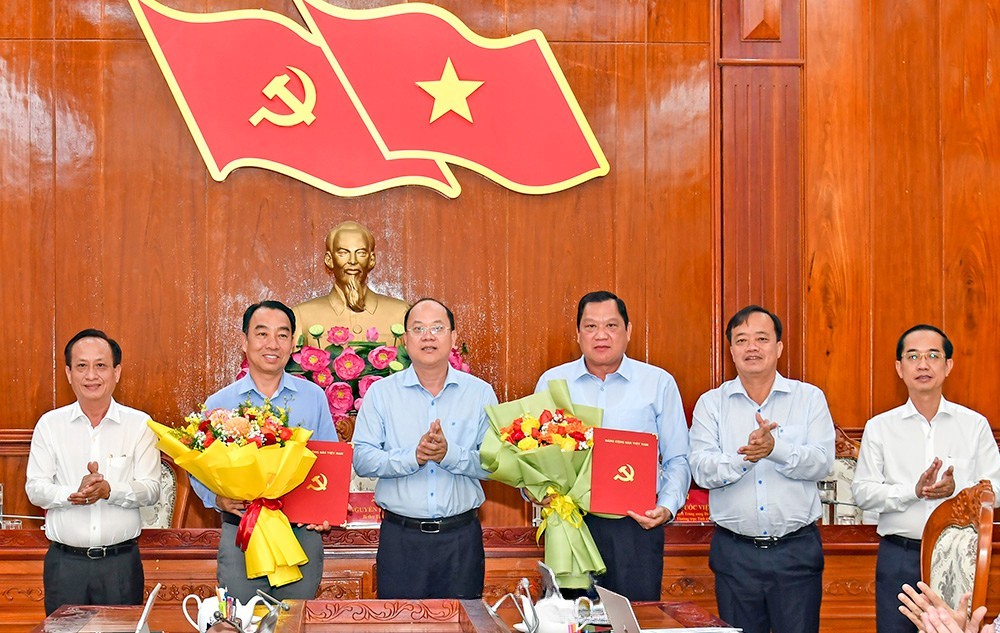 Các đồng chí Thường trực Tỉnh uỷ trao quyết định và tặng hoa chúc mừng đồng chí Lữ Quang Ngời, Bí thư Đảng uỷ UBND tỉnh và đồng chí Lâm Văn Bi, Phó Bí thư Thường trực Đảng uỷ UBND tỉnh.