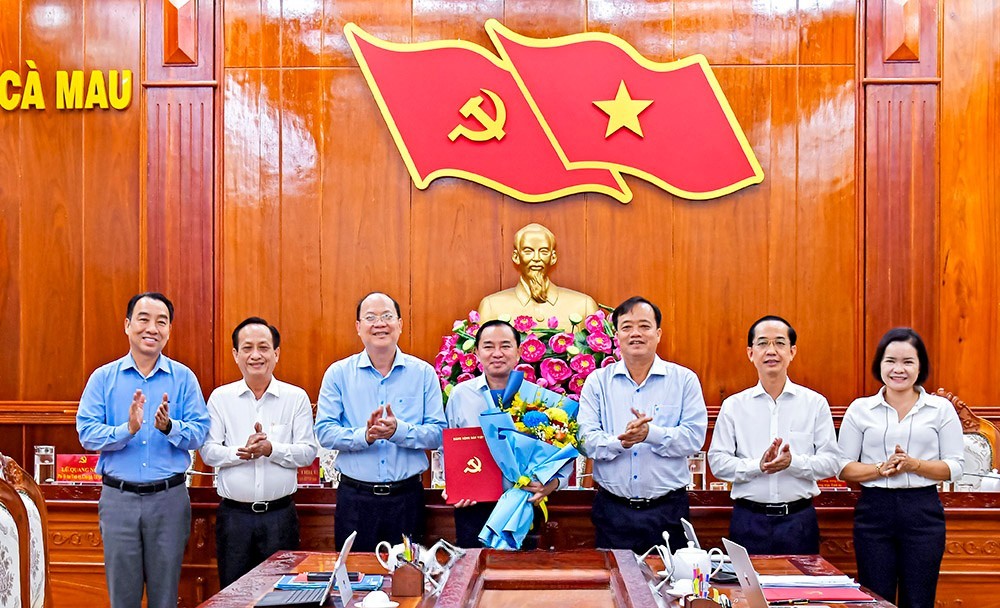 Các đồng chí Thường trực Tỉnh uỷ trao quyết định và chúc mừng đồng chí Phan Thanh Duy nhận nhiệm vụ Phó Bí thư Thường trực Đảng uỷ các cơ quan Đảng tỉnh.