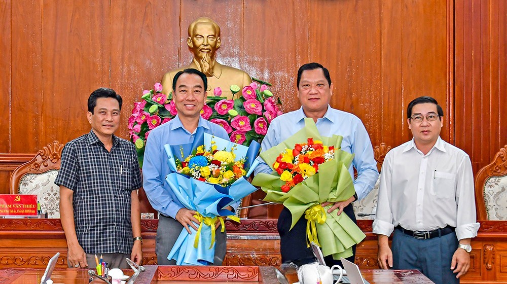 Các đồng chí Thường trực Đảng uỷ UBND tỉnh chúc mừng đồng chí Lữ Quang Ngời và đồng chí Lâm Văn Bi.