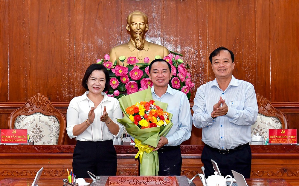 Các đồng chí Thường trực Tỉnh uỷ trao quyết định và tặng hoa chúc mừng đồng chí Phan Thanh Duy, Phó Bí thư Thường trực Đảng uỷ các cơ quan Đảng tỉnh.