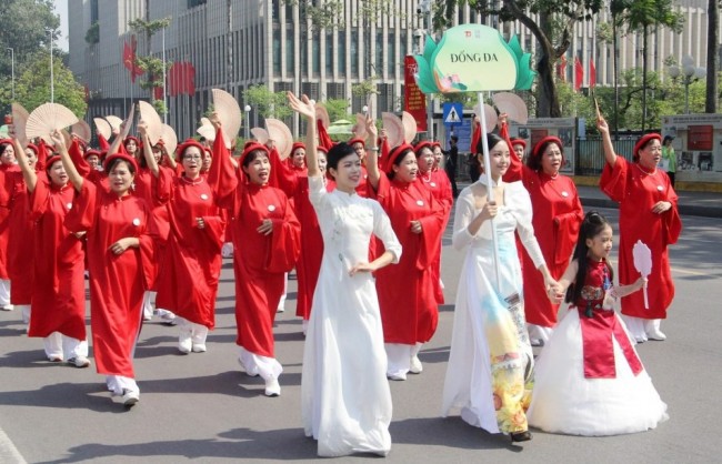 Những bông hồng giữ lửa cho Thủ đô hạnh phúc