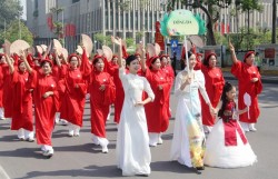 Những bông hồng giữ lửa cho Thủ đô hạnh phúc