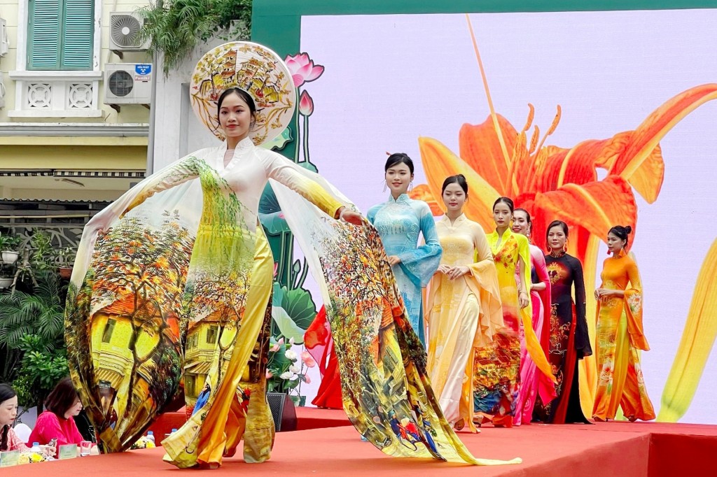 Những bông hồng giữ lửa cho Thủ đô hạnh phúc