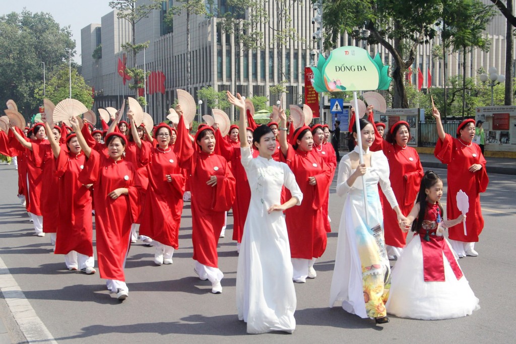 Những bông hồng giữ lửa cho Thủ đô hạnh phúc