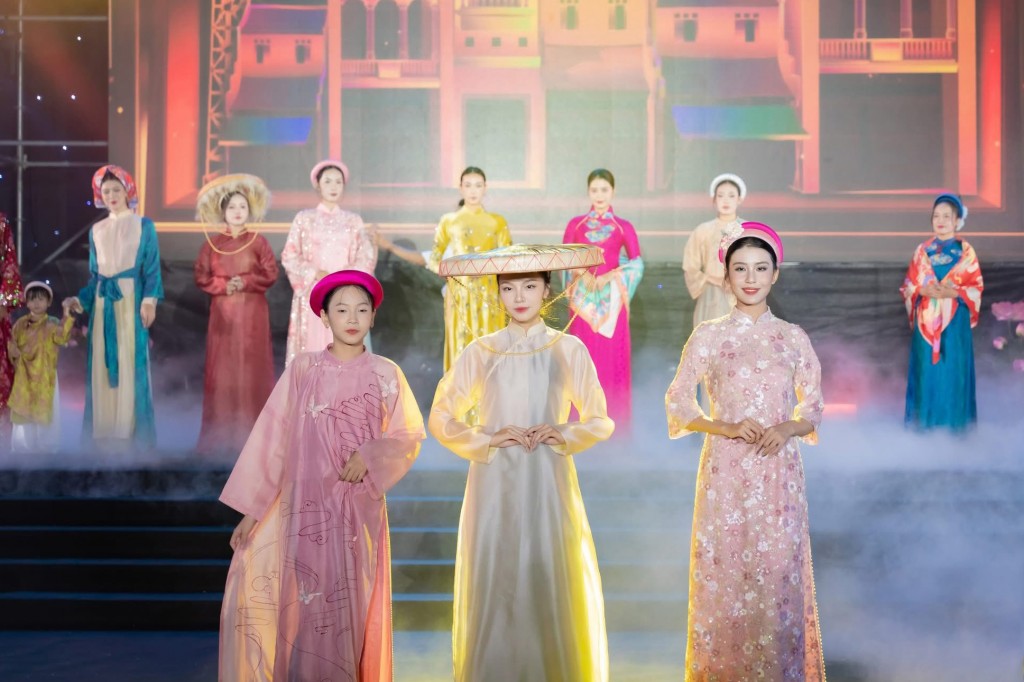 Những bông hồng giữ lửa cho Thủ đô hạnh phúc