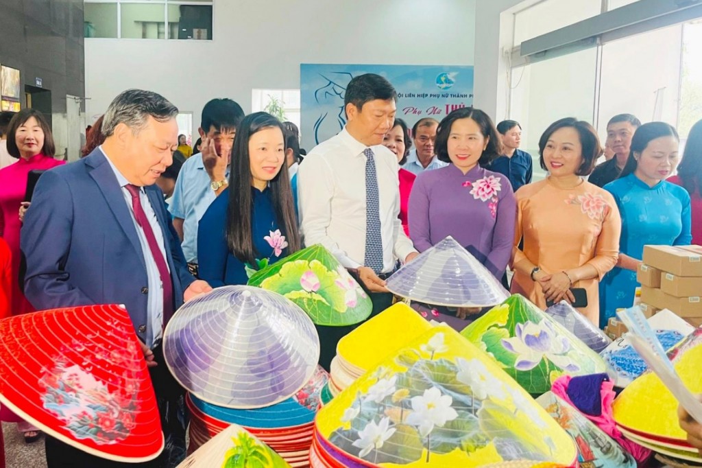 Phó Bí thư Thường trực Thành ủy Hà Nội Nguyễn Văn Phong cùng các đại biểu tại lễ tổng kết đợt thi đua đặc biệt, biểu dương phụ nữ Thủ đô tiêu biểu năm 2024