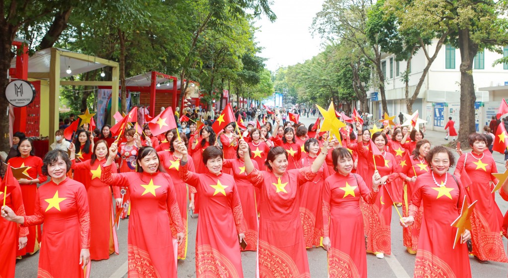 Những bông hồng giữ lửa cho Thủ đô hạnh phúc