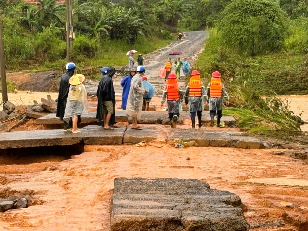 Nhiều tuyến giao thông bị hư hỏng nặng (Ảnh: CTV)