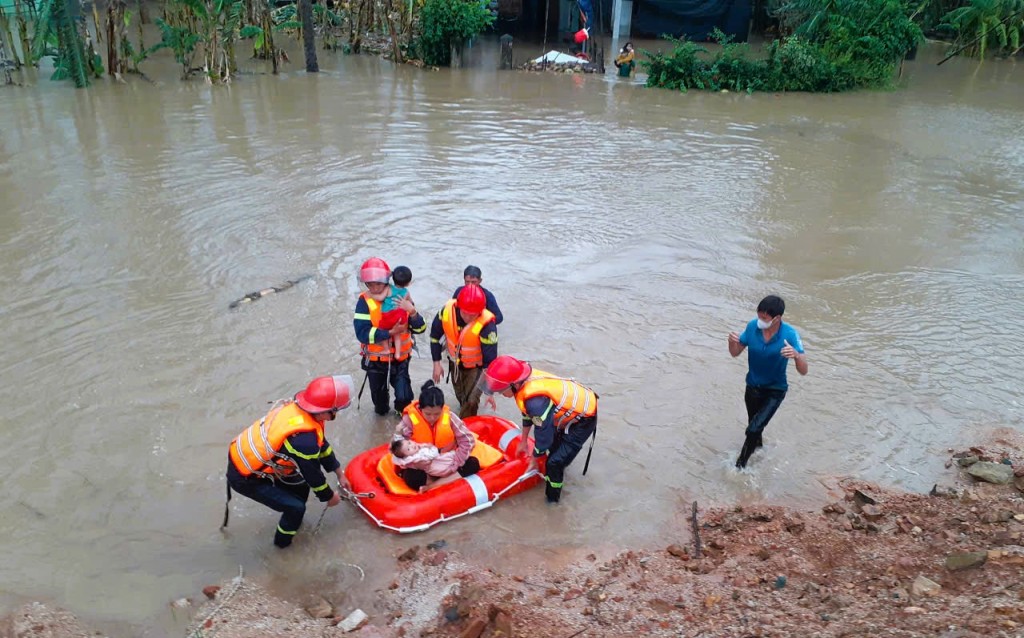 Dồn toàn lực cứu dân khỏi vùng lũ (Ảnh: CTV)